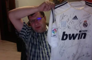 Zbigniew Stonoga sprzedaje koszulkę Realu Madryt z podpisami wszystkich piłkarzy