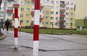 Karetka nie dojedzie, bo... bloku bronią słupki