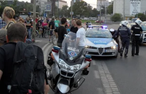 Wrocław: Rowerowa Masa Krytyczna zatrzymana przez policję.