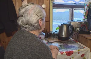 "Zimy tak się boję". 80-latka mieszka w chacie, która wkrótce może runąć