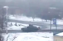 Bryanka. Luhansk region - A column of 12 Russian tanks moving on Stakhanov