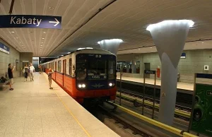 Młoda dziewczyna zasłabła w metrze. Starsza kobieta nie chciała ustąpić