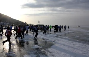 Zobacz jak się biega po jeziorze Bajkał zimą :) [reportaż +wideo] (ramka znika)