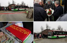Mieszkańcy Głuszczyzny przywitali kierowcę autobusu linii nr 17 kwiatami i...
