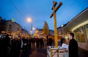 Jobbik zaczął Adwent. Stawiają krzyże obok hipermarketów