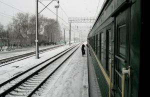 W klapkach i przy -40 st. C gonił pociąg