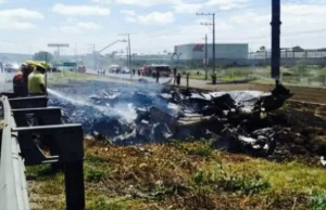 Awionetka rozbiła się na autostradzie. Zginęło pięć osób