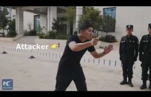 Chiński policjant prezentuje skuteczną obronę przed napastnikiem z nożem