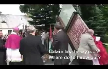 Szacunek dla Polskiej flagi podczas odsłonięcia pomnika