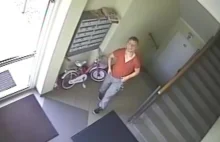 Kolporter ulotek załatwił się na klatce schodowej [wideo]
