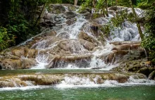 James Bond w Dr. No na Jamajce podrywa piękność pod Wodospadami Dunn's River