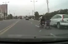 Kobieta na skuterze ciągnie wózek dziecięcy na drodze