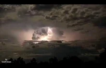 Piękny, książkowy przykład superkomórki burzowej z piorunami w Australii