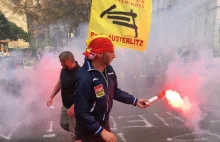 Kłęby dymu w centrum Paryża! "Macron, jesteś skończony!"