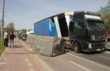 Kielce: Wypadek w Kostomłotach Drugich. 21-tonowy głaz na drodze krajowej...