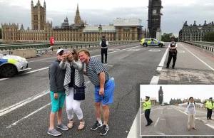 Ludzie robią selfie przy kordonach policji w zwiazku z zamachem.