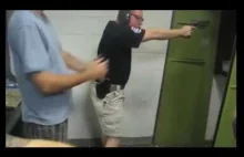 Jak nie należy czynić z bronią na strzelnicy, demonstruje sam instruktor
