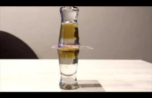 Eksperyment przy pomocy whisky i wody