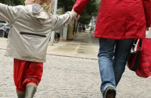 Sejm uchwalił ustawę zakazującą odbierania dzieci z powodu biedy rodziców...