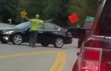 Wkurzony kierowca zepchnął samochód ze swojej drogi