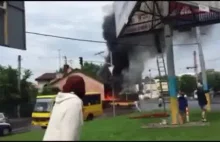 Płonący trolejbus uderza w dom