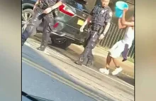 Updaek NYPD. Policjanci boją się reagować na lanie ich wodą.