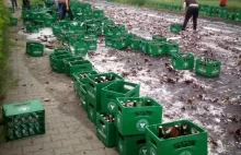 Kilka tysięcy butelek piwa wypadło na drogę. Ta jest zablokowana