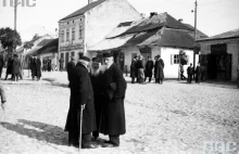 Żydowscy kupcy zboża podczas rozmowy na rynku w Słomnikach