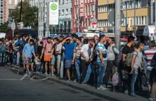 Szwecja żegna imigrantów. Sztokholm zapowiada deportację 80tys. uchodźców.