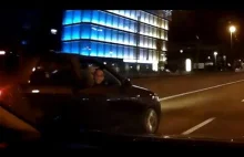 Agresywny pasażer w Audi zaczepia ludzi i grozi...