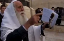 Żydowski rabin publicznie spalił Biblię! Wideo!