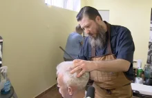 Fryzjerski mistrz strzyże bezdomnych. "Normalna praca dla normalnych klientow"