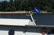 Nad Wisłą tonie barka. Ktoś zawiesił na niej flagę PO