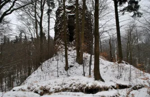 Ruiny zamku Radosno oraz kopalnia pożerająca z wolna górę Bukowiec