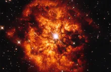 Hubble uchwycił w kadrze przepiękną gwiazdę otoczoną mgławicą