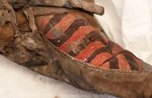 Modne buty tysiącletniej mumii. Mają wzór podobny do sportowych adidasów.