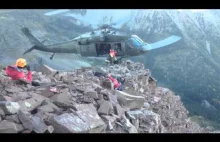 Akcja ratownicza - helikopter zabiera ludzi ze skalistego zbocza