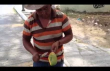 Uliczny sprzedawca kroi mango