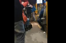 Bulwersujące zachowanie pasażerów w autobusie MZK. Jest reakcja policji...