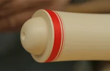 Relaksujące wideo pokazuje, jak drewniany klocek przemienia się w rękach mistrza