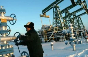 Rosja nie boi się sankcji, ale taniejącej ropy