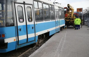 Mkną po szynach niebieskie tramwaje. I często wypadają...w wykolejonym Wrocławiu