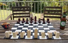 Oryginalny, minimalistyczny stół i komplet do szachów