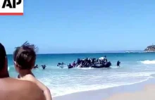 Inżynierowie i lekarze dopływają do plaży w Cádiz na południu Hiszpanii.