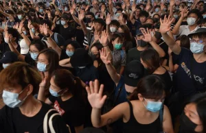 Chiny zakazują wwozu czarnych ubrań do Hongkongu