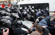 Saakaszwili siłą ściągnięty z dachu i zatrzymany. Z rąk policjantów odbili...