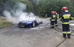 Pożar granatowej Tesli. Auto spłonęło pod Wałbrzychem
