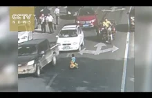 Dziecko na ruchliwej ulicy