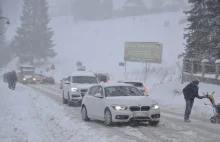 Śnieżyca, turyści na letnich oponach i potężny korek