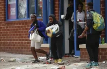 Baltimore: murzyni wynoszo papier toalet. [Looters Stealing Toilet Paper]